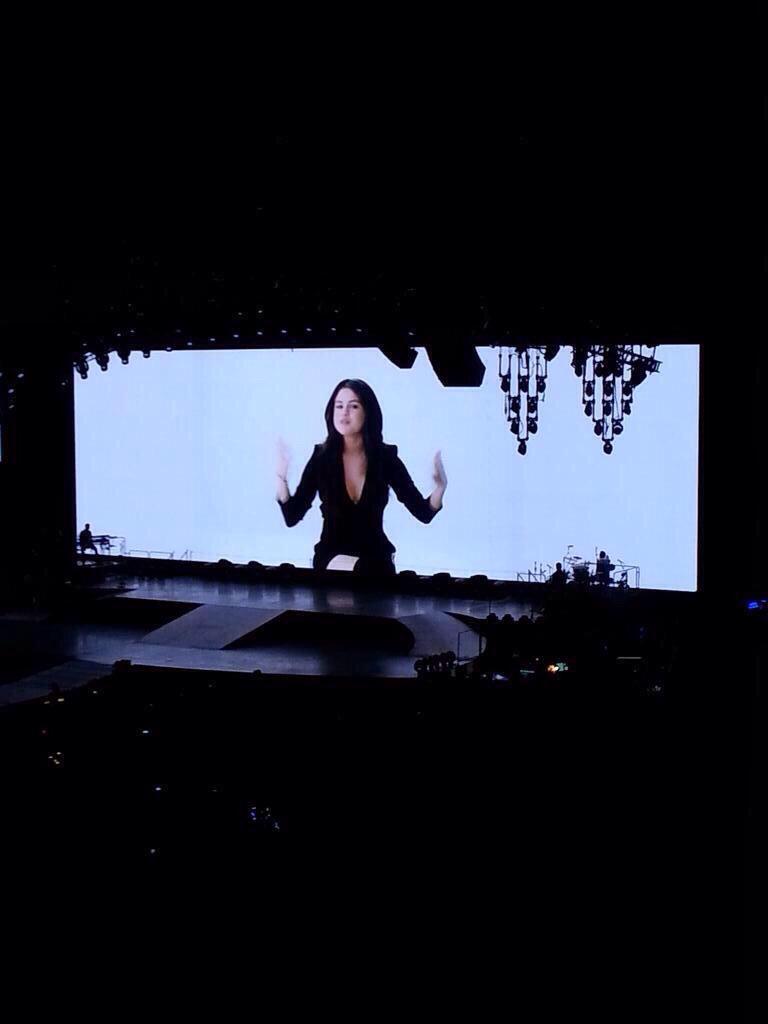 MyWorldIsSellyG's tweet photo. Taylor'ın bugünki Amsterdam'daki konserinde büyük ekranda Selena vardı! http://t.co/qYWpiTWQCA
