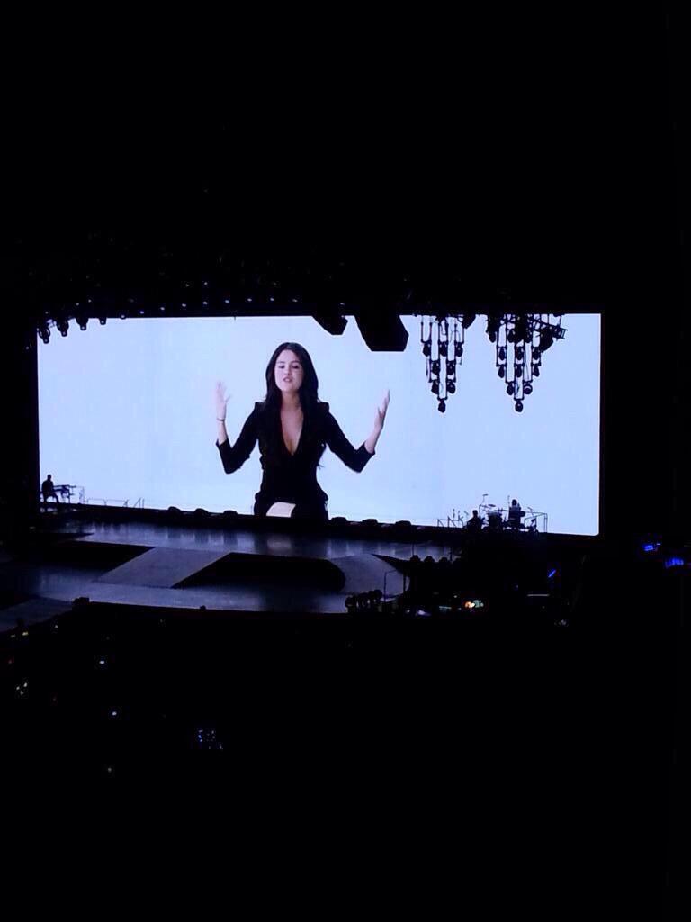 MyWorldIsSellyG's tweet photo. Taylor'ın bugünki Amsterdam'daki konserinde büyük ekranda Selena vardı! http://t.co/qYWpiTWQCA