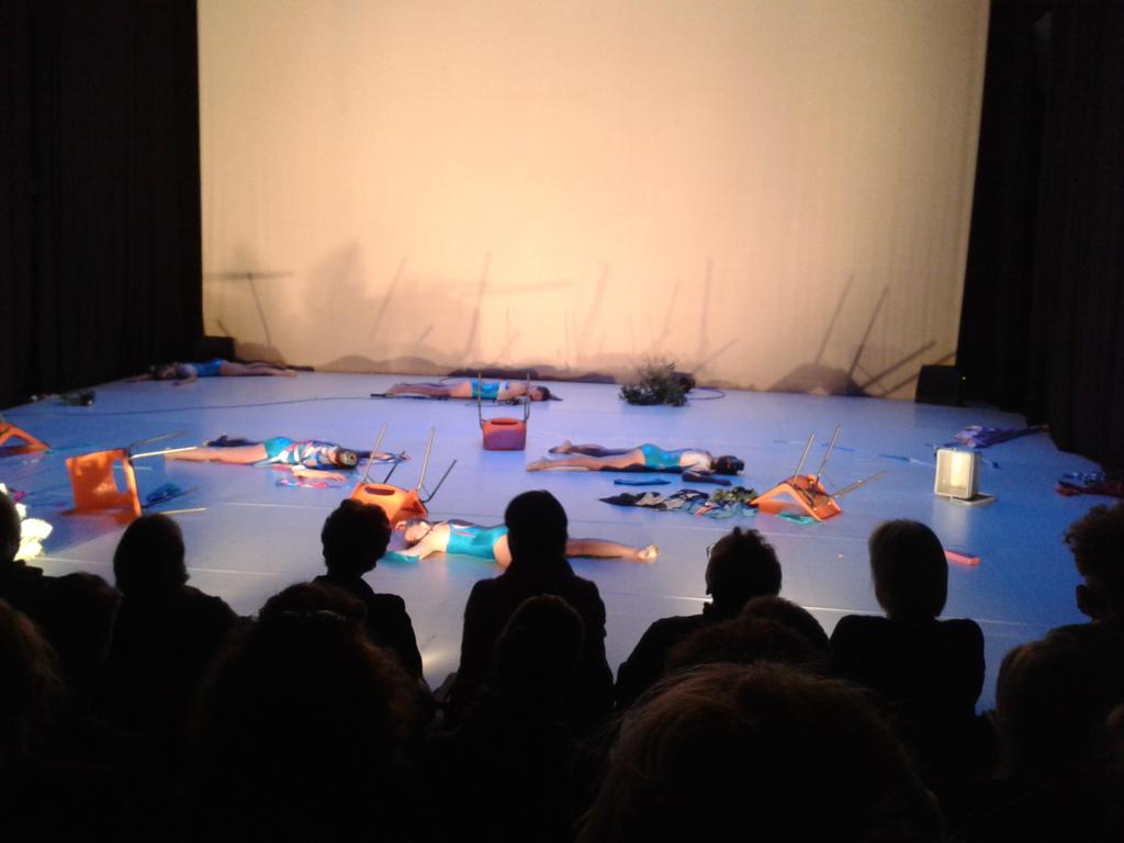 Bootvluchtelingen + ritmische gymnastiek. Het kan en leidt tot geweldige voorstelling <a href="/ITsFestival/">ITS Festival</a>: #Islabonita.