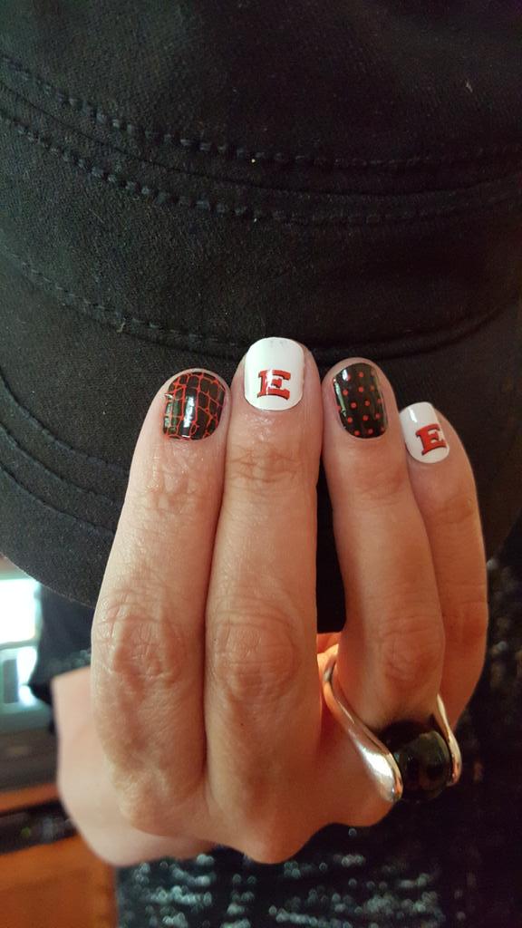 LisaOlson704's tweet photo. Sporting my East High Wraps. #goscarlets http://t.co/WfuAnGKUu1