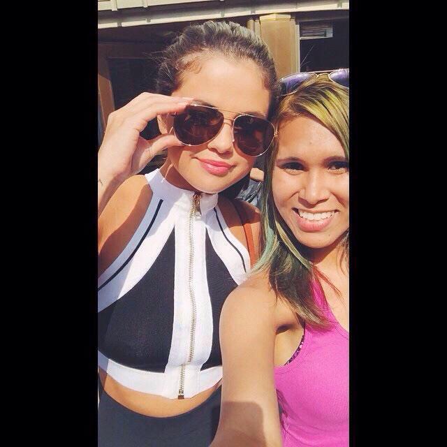 MyWorldIsSellyG's tweet photo. Selena dün @osnapitsamyy ile birlikte! http://t.co/0P4kjlz9l2