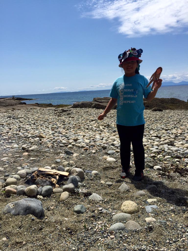 Our #FlatOlaves from England took a dip in the Pacific and joined us for some roasted hot dogs! <a href="/1stLSBrownies/">1st Lee South Brownies</a>