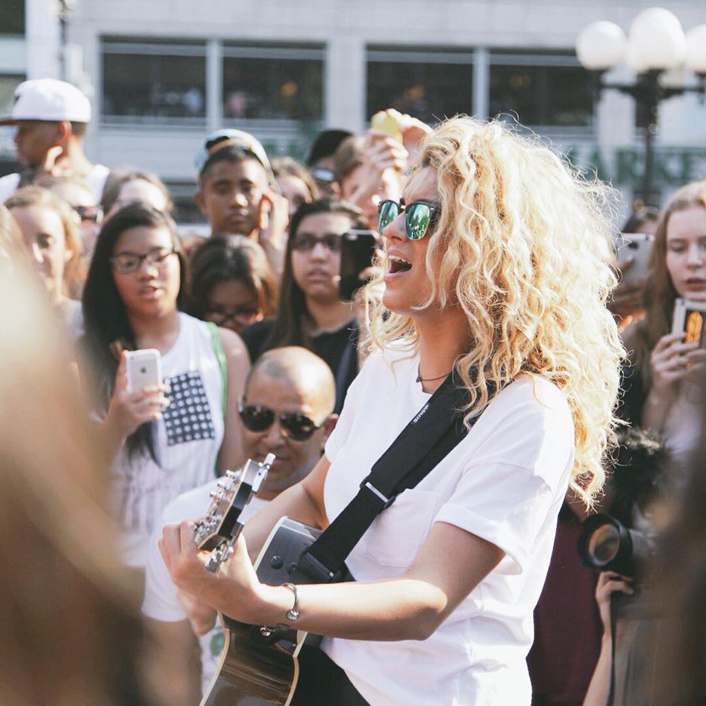 JamesJinImages's tweet photo. Got to catch @ToriKelly doing a pop up show in Union Square! http://t.co/Ero7Cw8D0r