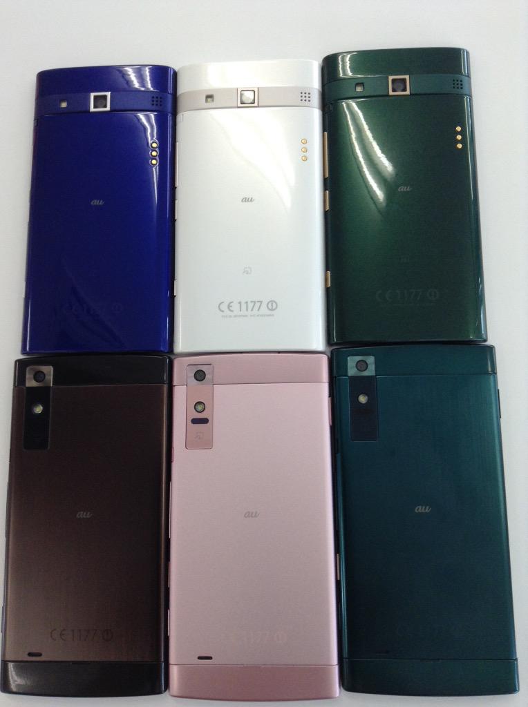 au_towada's tweet image. いつもの。URBANO #V02 並べてみました。上が前モデルのV01 、下が夏モデルのV02ですね。
新機種は金属フレームでシックなカンジになりましたね。