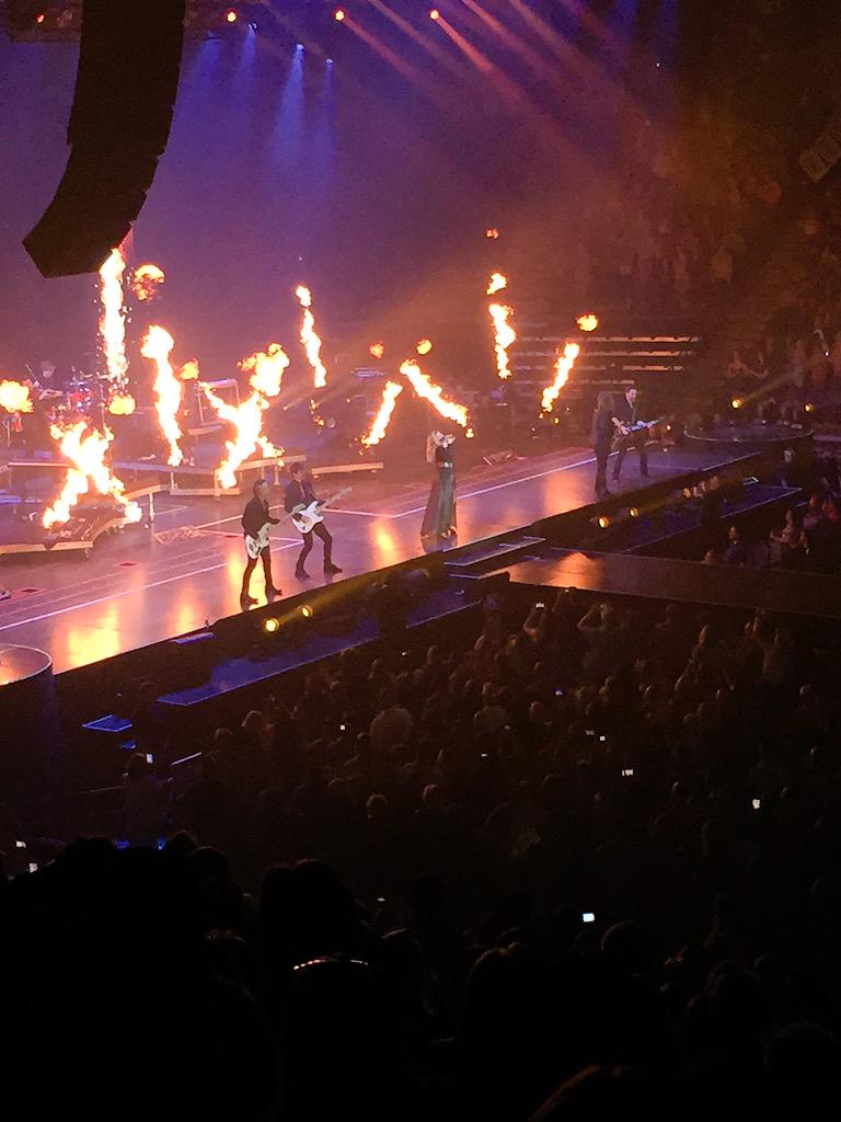 mattina10's tweet photo. Shania was 🔥 http://t.co/Gekg6dyj6y
