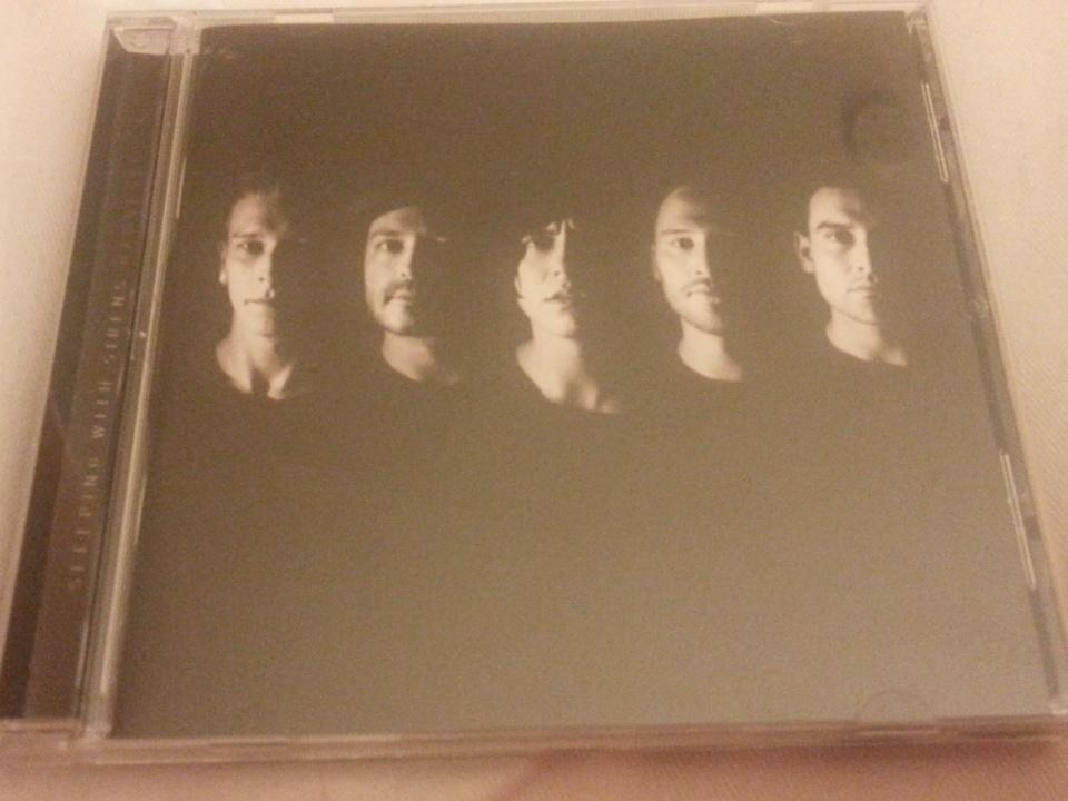 AmazingVennus's tweet photo. I finally got it 💕💕 😭😍😍#SWSMadness #SleepingWithSirens @Kellinquinn @SWStheband http://t.co/BOnRZ8PdgT