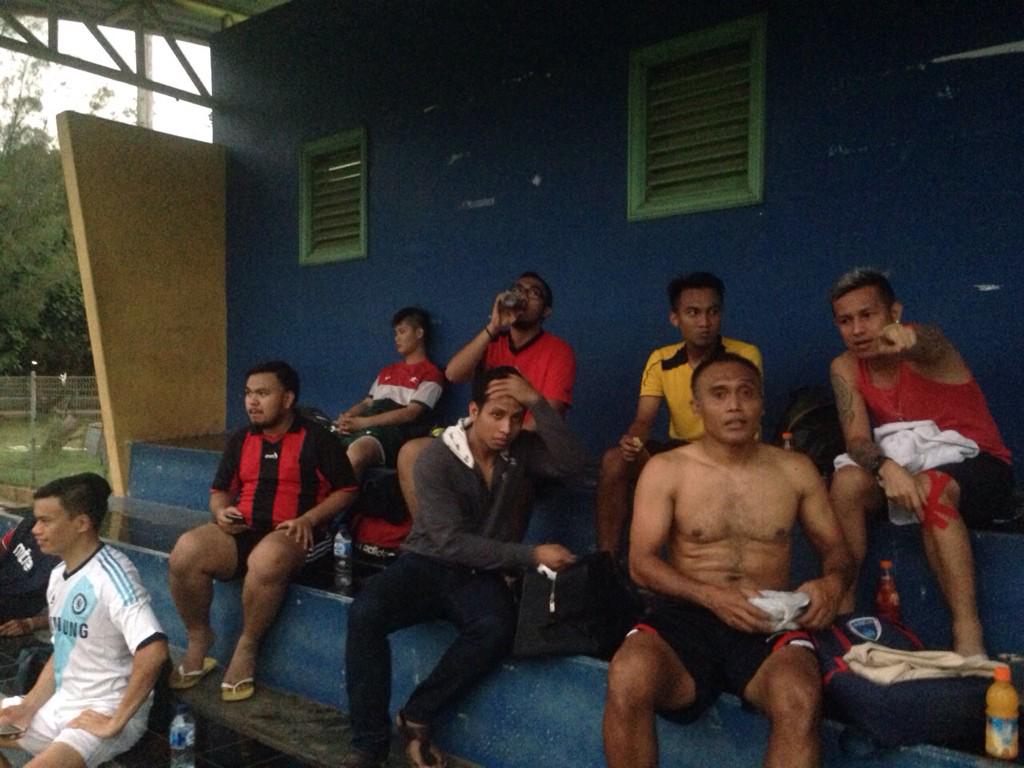 Duo senior banget dan senior aja ada bang Peri Sandria dan <a href="/vennard_8/">Vennard Hutabarat</a> jadi kapten latihan kemaren