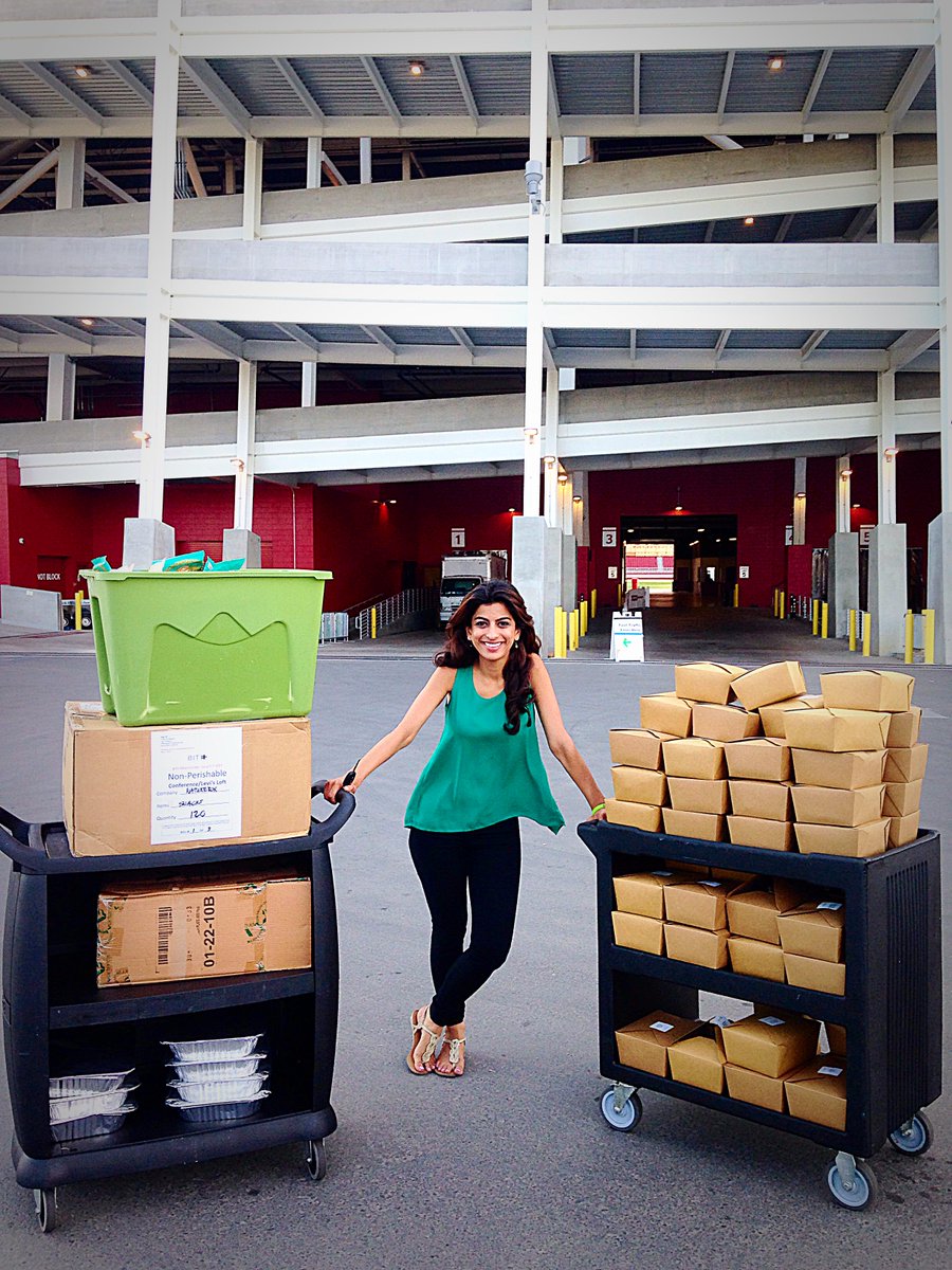 komal_ahmad's tweet photo. @FeedingForward recovered enough excess food from @BiteSV @LevisStadium to feed OVER 4279 ppl. http://t.co/oIJ4agnYnp http://t.co/Y73hMxQ5Fr