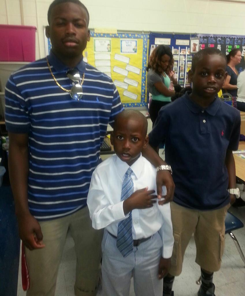 TyhierT2's tweet photo. "Brothers never let go" π― #FlashWasBright http://t.co/IWUoNrkbxA