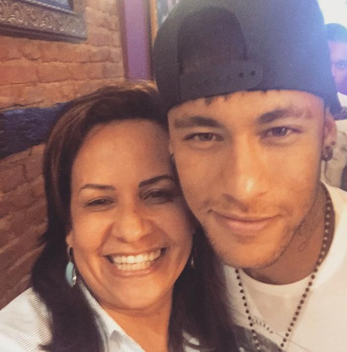 _isabellyx's tweet photo. Neymar com umas fãs em um restaurante em Santos. http://t.co/JC3hQQKHVH