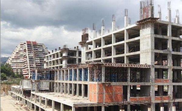RoseRagt's tweet photo. Hospital Cardiológico Montalban estaría Listo 2013 Invirtieron 143.000.000 Millones, obra inconclusa #VzlaSaqueada http://t.co/jpX2GB0DJR