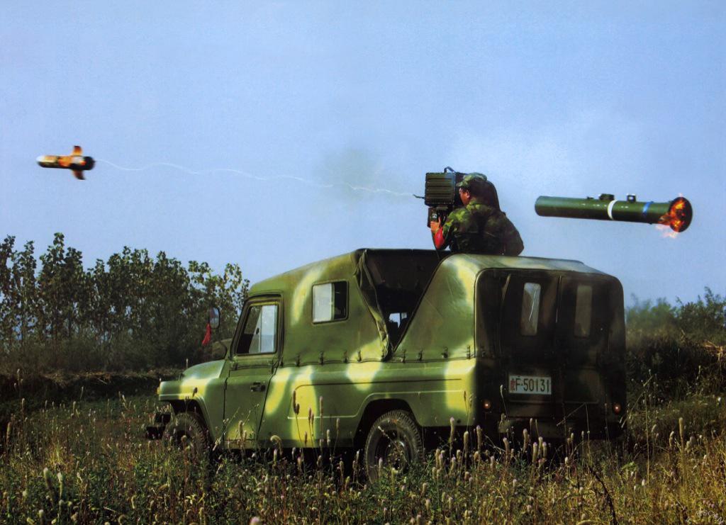 人民解放軍 画像bot Hj 8 対戦車ミサイル 中国が開発した第2世代対戦車ミサイル 赤外線を利用した有線式半自動指令誘導方式を採用しており 最大射程は4000m 車両 ヘリ等に積載して使用されている他 シリア内線において自由シリア軍にも使用された