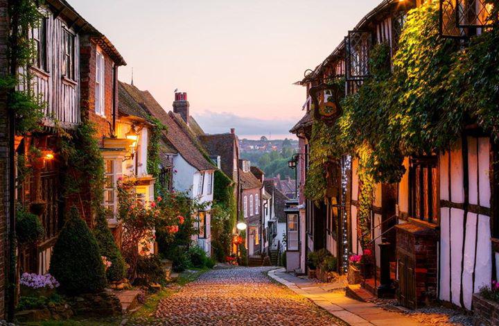 絶景事典 公式 Twitter પર イギリスで最も美しい街のひとつといわれている田舎町 ライ 歩いても数十分で街 全体を一周できるほどの小ささ いまだ中世の趣が残る可愛い街 Rye イギリス Via Http T Co Oruv6cwvoe Http T Co Homilgxyds
