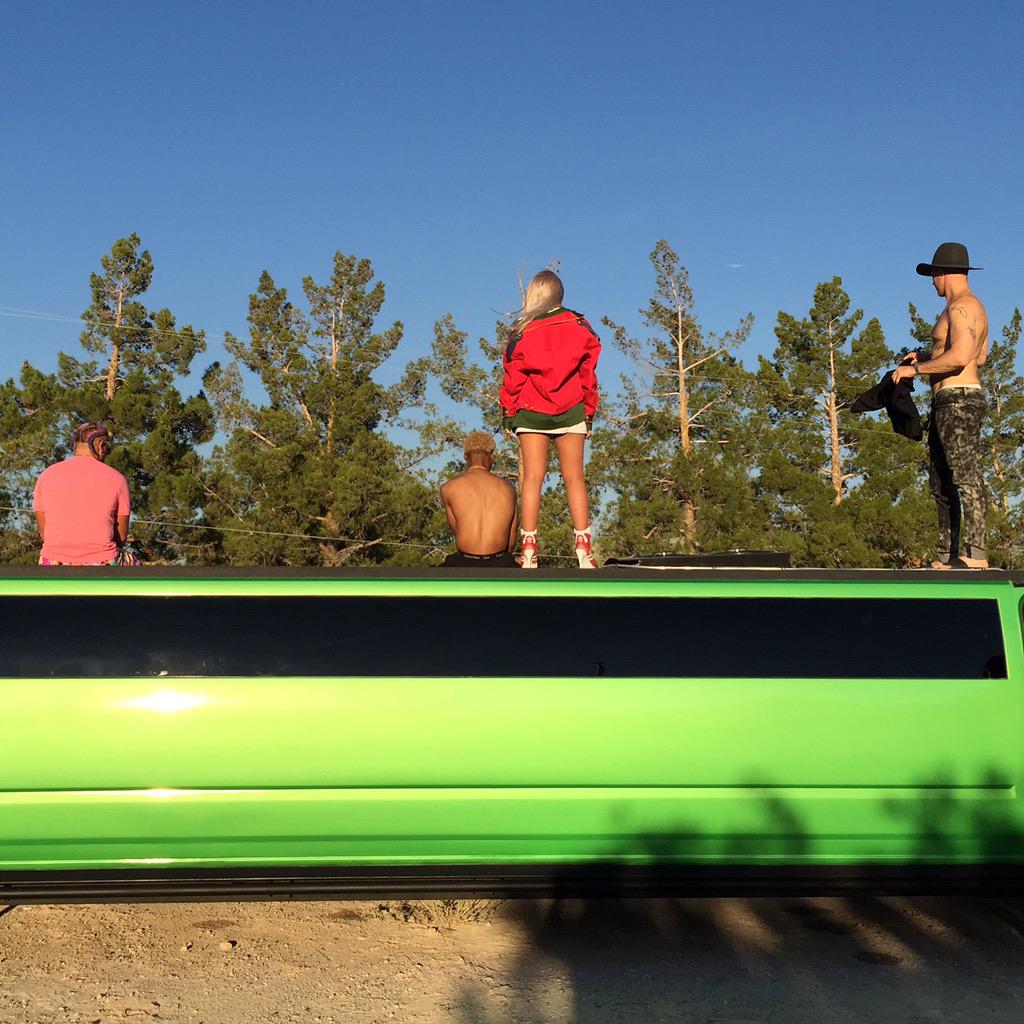 maddecent's tweet photo. Behind the scenes behind the back @chaelinCL @JODYHiGHROLLER @diplo @OGMaco #DOCTORPEPPER http://t.co/SKAOzBQzm8