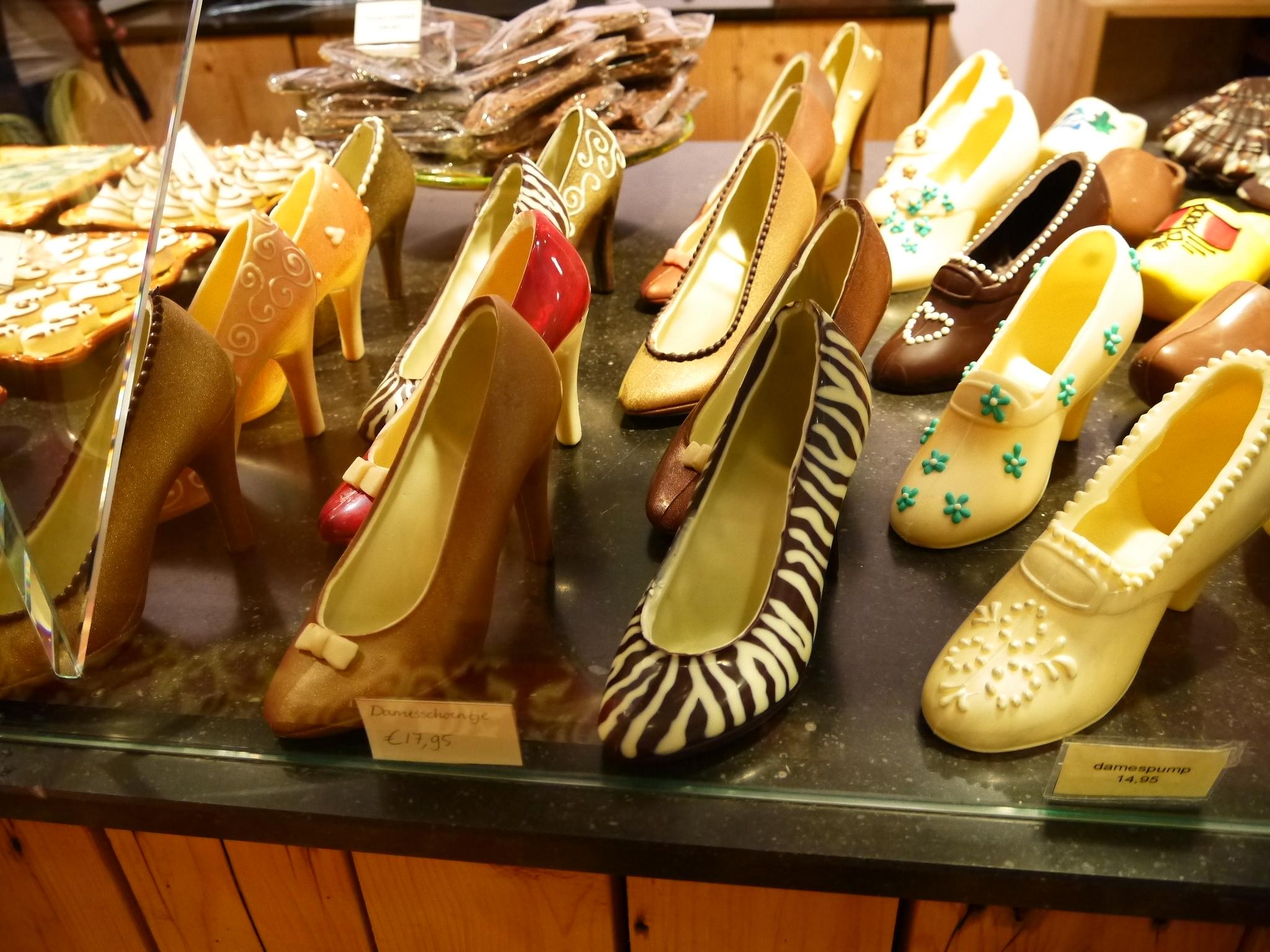 チョコレートバイヤー みり 最近 ヨーロッパでよくこの靴型のチョコを見ますが この人うまかったな アムステルダムのアーティー チョコレートさんです 細工が細やかでした この中にチョコレートを詰めてプレゼントするんですって チョコ