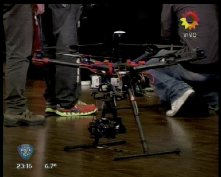 diarioshow's tweet image. ¡Me muerooo! La mamá de @FernandBurlando maneja un drone en el piso del #Bailando