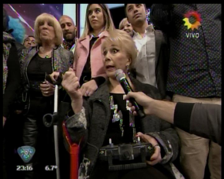 diarioshow's tweet image. ¡Me muerooo! La mamá de @FernandBurlando maneja un drone en el piso del #Bailando