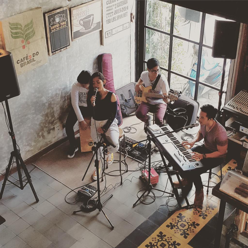 Starting up with a good vibes in the house! Live music are on 10am - 12noon..