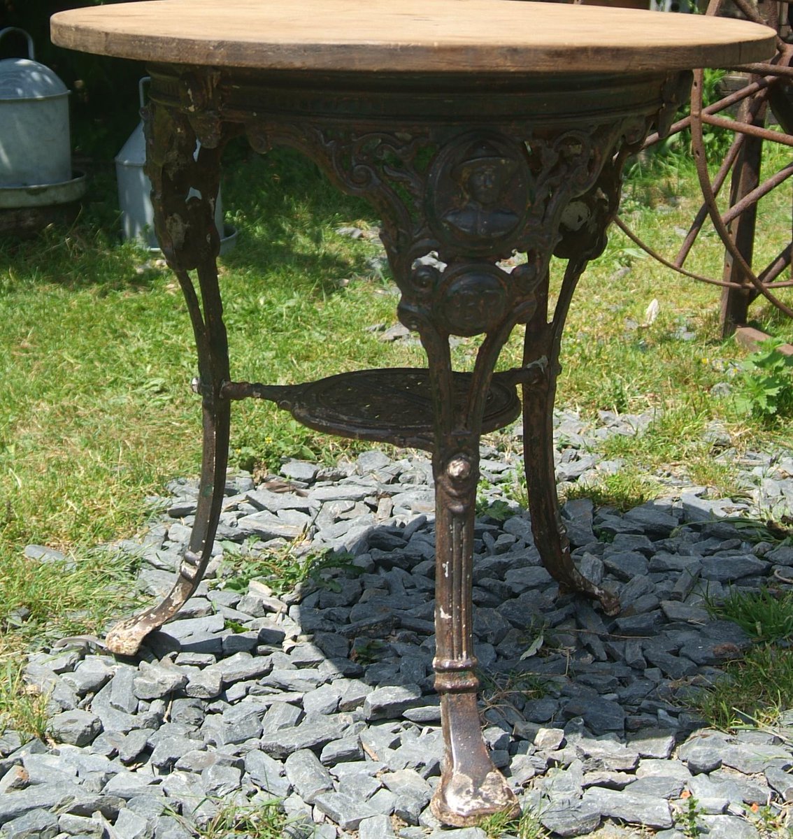 LeCalipel's tweet image. Searching for cast pub tables - do you have one for sale? #PubTable #CastIron