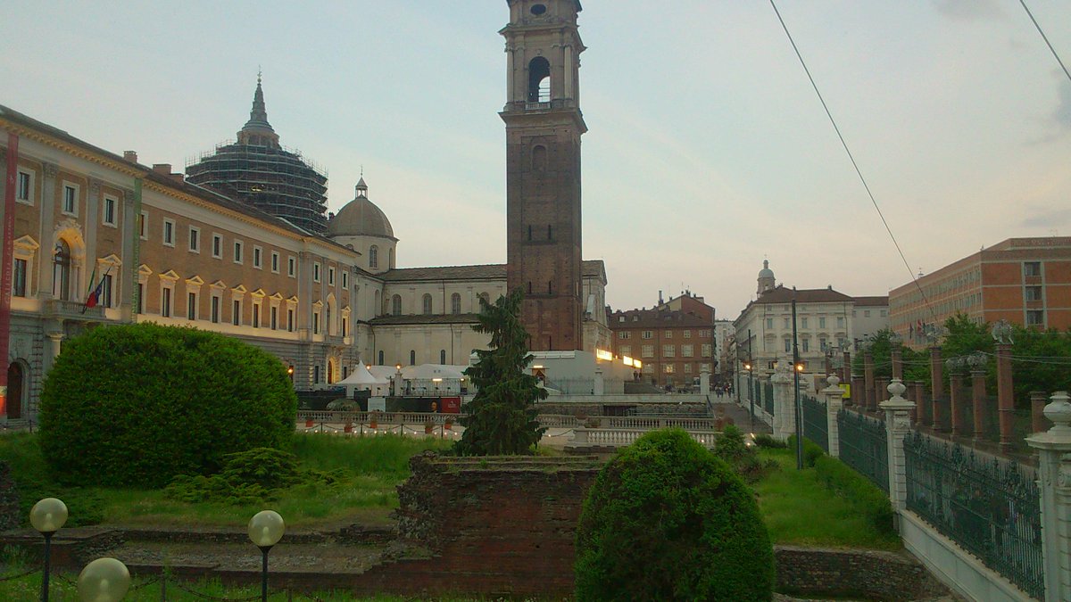 sindoneofficial's tweet photo. Oggi è l'ultimo giorno per ostensione #Sindone. Prenota su http://t.co/fxOmtyrMFE o in piazza Castello a #Torino. http://t.co/gIiRasgjv7