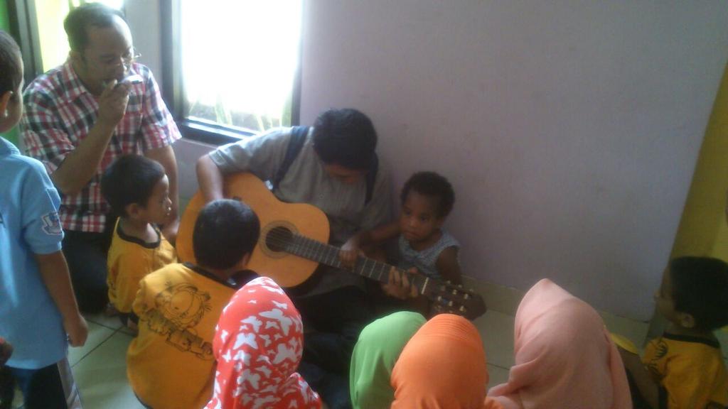 SekolahAlamID's tweet photo. #Semarak Ramadhan KBTK. KUNJUNGAN ke Panti Asuhan &amp; Panti Jompo. Semangat berbagi @hudori_az @msi_sai (M). http://t.co/6v0TK2nIjC