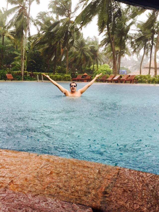 TheRahulMahajan's tweet photo. Swimming in the Rain #fungoa http://t.co/akhYRmLkdf