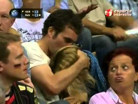 Cada_Problema's tweet photo. CASAL É PEGO FAZENDO SEXO NA ARQUIBANCADA EM JOGO DE VÔLEI, VEJA! http://t.co/LhzZ9CRFO3  http://t.co/AA97Z9Jtli