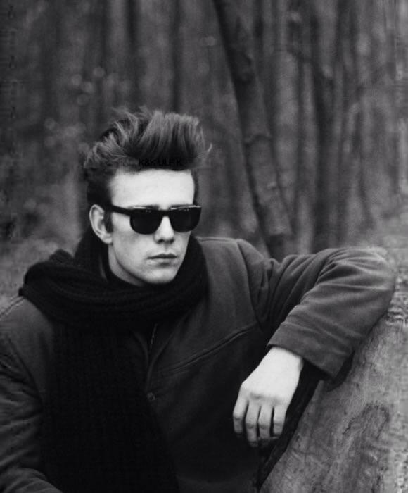 Today 1940 / Stuart Sutcliffe is born, in Edinburgh.
Happy birthday Stu.... 