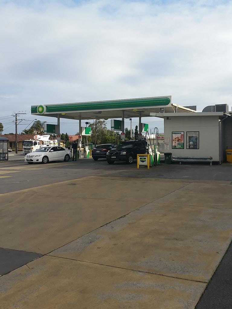 DPTMickC's tweet photo. BP Edwardstown....a long serving Droppoint for our Adelaide customers #DPTWay #Loyalty http://t.co/PHVoKAWcYq