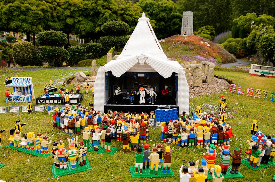 FATMVenezuela's tweet image. This Lego Recreation Of Glastonbury with @flo_tweet