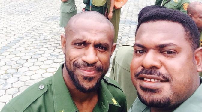 Boaz Salosa jadi PNS bung. Kira-kira dia pilih bermain bola atau jadi PNS ya? <a href="/Persipura_Mania/">Persipura Mania</a> bit.ly/1Gkr8MH