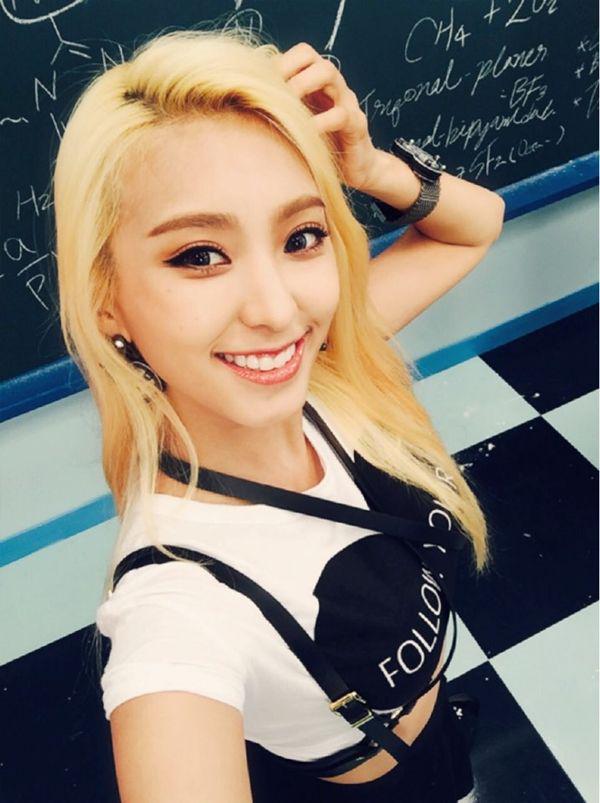 Yoon Bora on Twitter: "[PHOTOS] #SISTAR #BORA selca; Behind the scene from  Dispatch #SHAKEIT cr: Dispatch #씨스타 #보라 #selca http://t.co/Q4ZPHhvqvk" /  Twitter