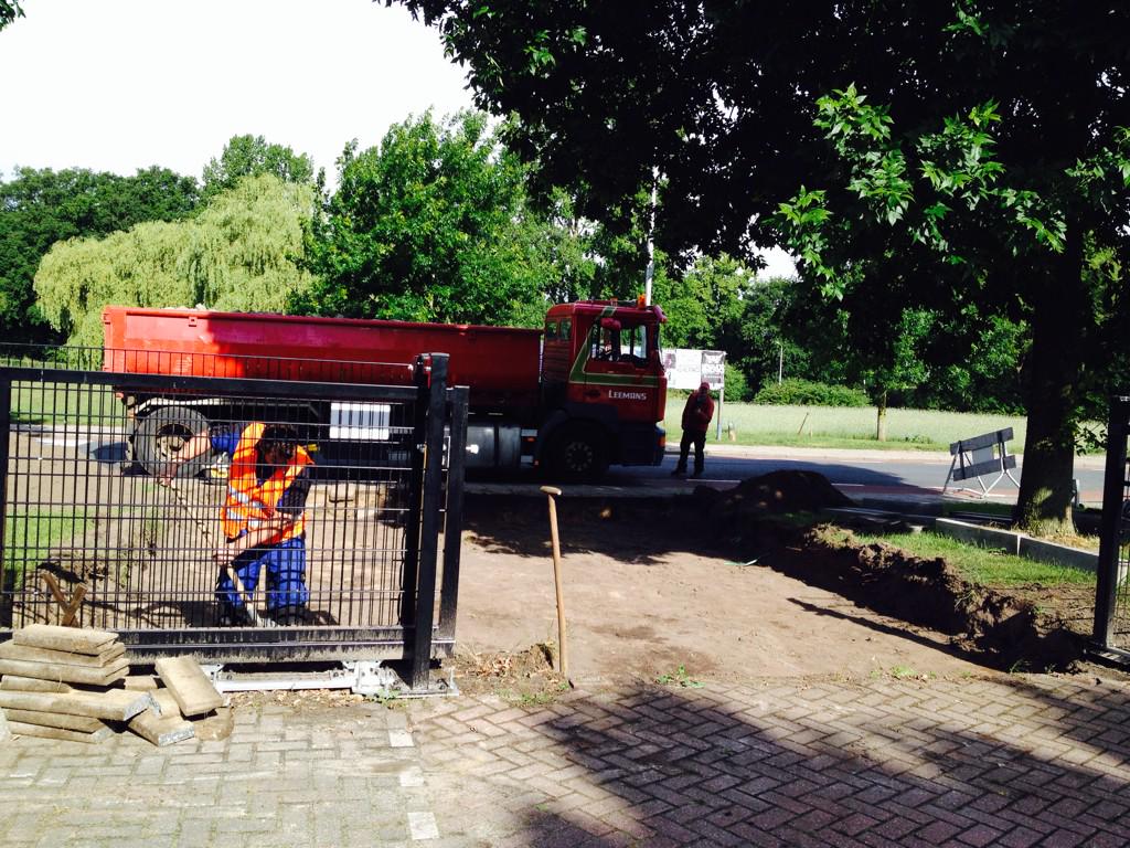 hannyterdoest's tweet image. Weer eens een lekker druk dagje @deKlupTwente ! Nieuwe oprit en #jazet bevestigt doek met oefeningen in #beleeftuin