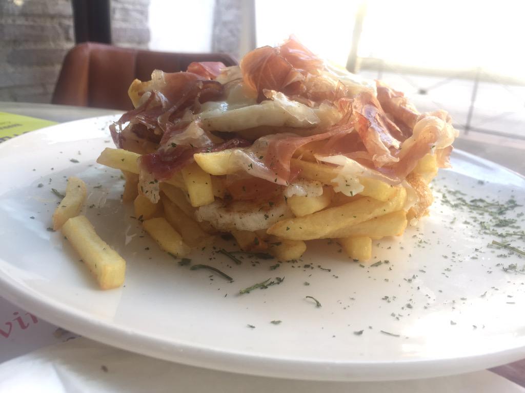 buendiaenmadrid's tweet photo. Muy bien presentados los huevos rotos con jamón de @PenaltiBar http://t.co/W3LV8M27xc