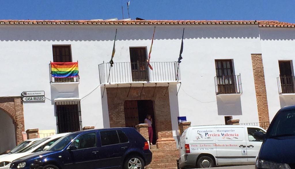 Nani_Pb's tweet photo. Cambios simbólicos que me enorgullecen.
Por primera vez, ondea la bandera gay en el Ayuntamiento de Feria. http://t.co/HcKNM1FZH8