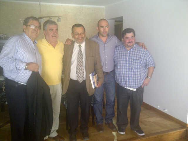 chubut2015's tweet photo. Al ñoqui @conediaz cualquier colectivo lo deja bien, dicen k $igue cobrando y nunca va a trabajar a #ANSES de #Madryn http://t.co/M67WVmYbXn