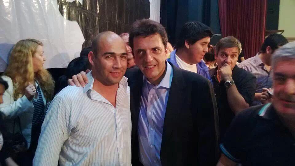 chubut2015's tweet photo. Al ñoqui @conediaz cualquier colectivo lo deja bien, dicen k $igue cobrando y nunca va a trabajar a #ANSES de #Madryn http://t.co/M67WVmYbXn