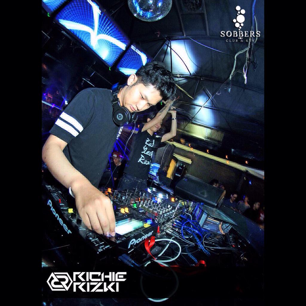 BandungHits's tweet photo. NOW PLAYING DJ @RICHIERIZKI_ @SOBBERS_CLUB bandung •CLOSINGPARTY 2015• resident by: @marinn_marino @SeyMorris http://t.co/S5vrzIn8eK