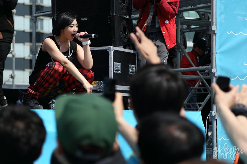 the2ne1hour's tweet photo. #2NE1 
พวกเราทั้ง4คน ไม่มีกฏการแสดงที่ตายตัวบนเวที พวกเรามักจะปลดปล่อยเป็นตัวของตัวเองอย่างอิสระ http://t.co/tAtpCI4xZo