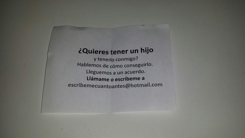 DrMacarron's tweet photo. Ayer un tío repartía esto en la calle, por la zona de CTO. ¿Pequeño negocio de reproducción asistida?¿Cámara oculta? http://t.co/12mULC9ZQt