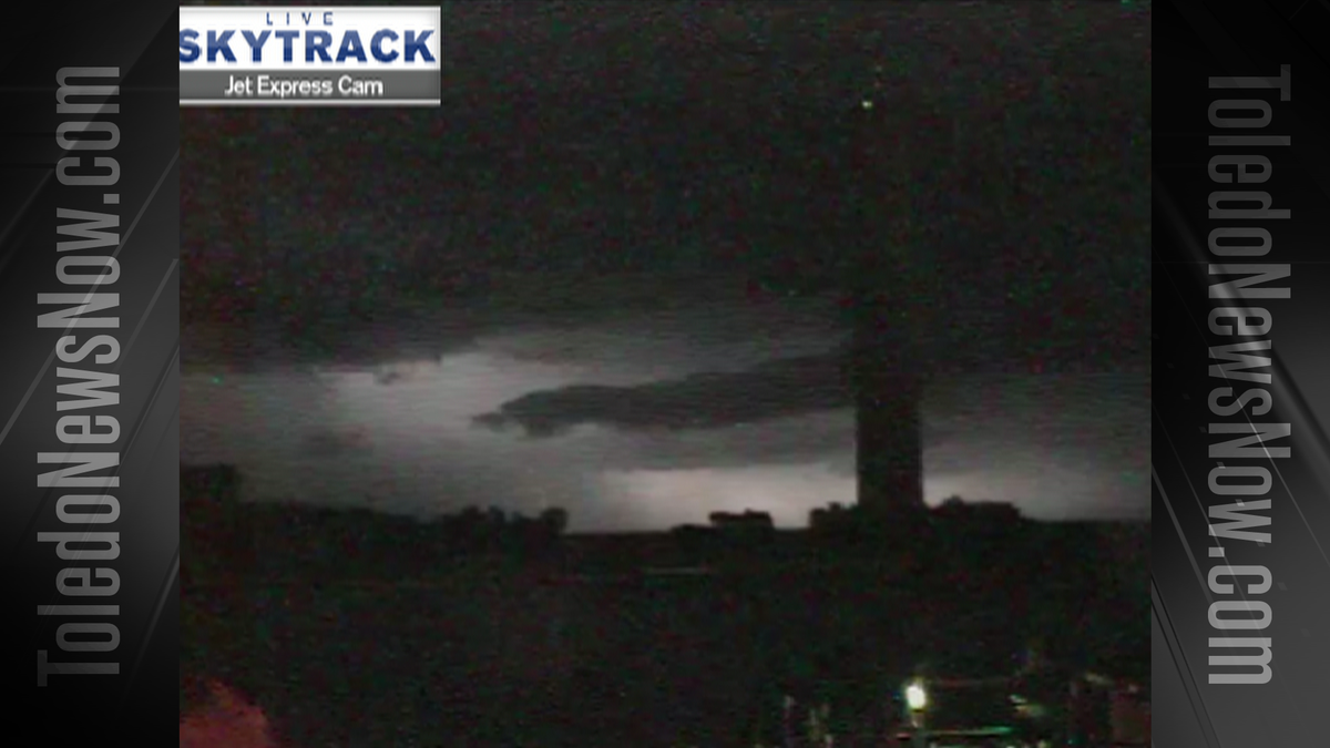 Ryan_Wichman's tweet photo. @PerrysVIPM being silhouetted by lightning this morning. No more severe weather is expected -- free light show tho! http://t.co/c3N6nXhpkw