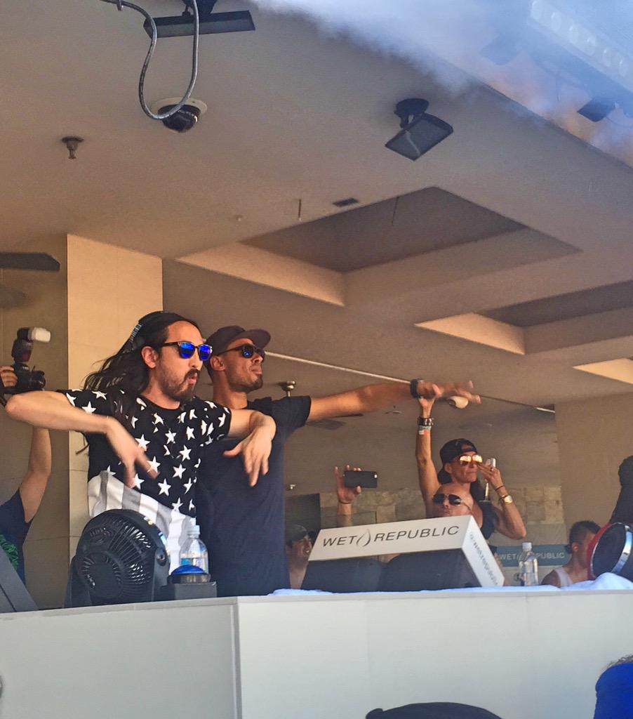 BigSurgz's tweet photo. @djafrojack &amp; @steveaoki going HaM at @WetRepublic #Ateam http://t.co/LljlAltXZI