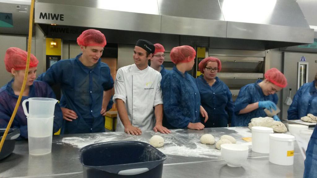 BakeryNexus's tweet image. Sander Bertens @SonneveldNL leert     aanstormende jonge bakkers de kneepjes van het vak #juniorcollege #bakerynexus