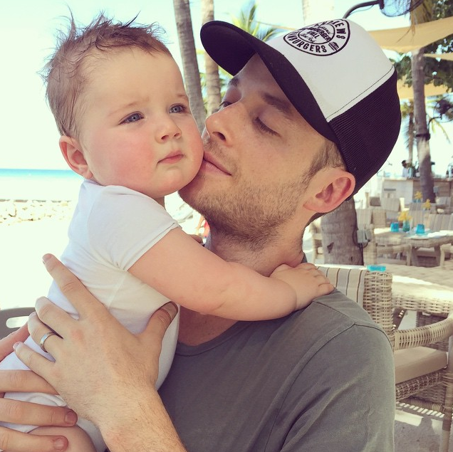 WHOmagazine's tweet image. We can't get enough of these super cute pics of #HamishBlake's family holiday to the Maldives!