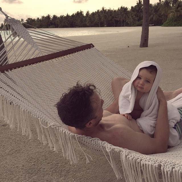 WHOmagazine's tweet image. We can't get enough of these super cute pics of #HamishBlake's family holiday to the Maldives!