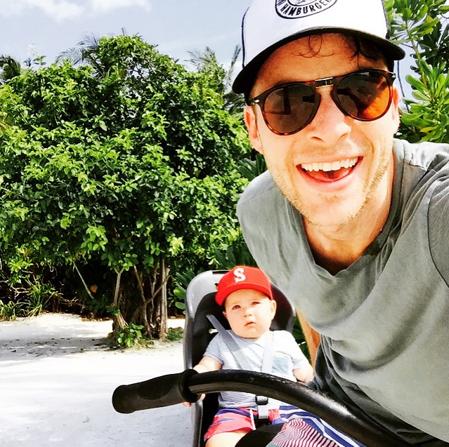 WHOmagazine's tweet image. We can't get enough of these super cute pics of #HamishBlake's family holiday to the Maldives!