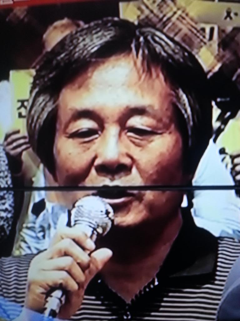 세월호 단원고유족의 실체가
드디어 본색을 드러내는가?
지난번에는 김영오란 거지같은
새끼가 세월호 핑계로 문제인과
어깨를 같이하드니
이제는 공동대표 박래군 3끼까지
반정부 막말을?
혹시 이놈에게도 어깨를 나란히?