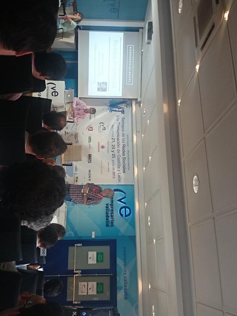 CEOEValladolid's tweet photo. Llega el momento de @alfredovela con su ponencia de Marketing de contenidos en #RedesSocialesCyL http://t.co/8yz5IUkEfd