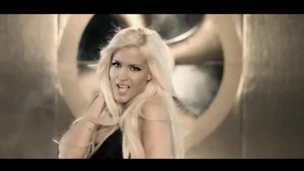 Ya tenéis el nuevo videoclip de mi hermanita <a href="/YleniaGandiaSh/">ylenia</a>  eres muy jefa que lo sepas 🔝🎉🎊😘youtube.com/watch?v=tqZocO…