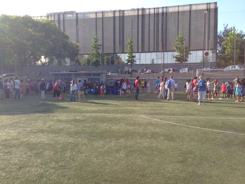 celescortsbcn's tweet photo. Lliurament de trofeus del final de la temporada 14-15! Ens veiem al Setembre. Bon estiu!! #lescorts #bcn #futbol http://t.co/jh6cUCDalj